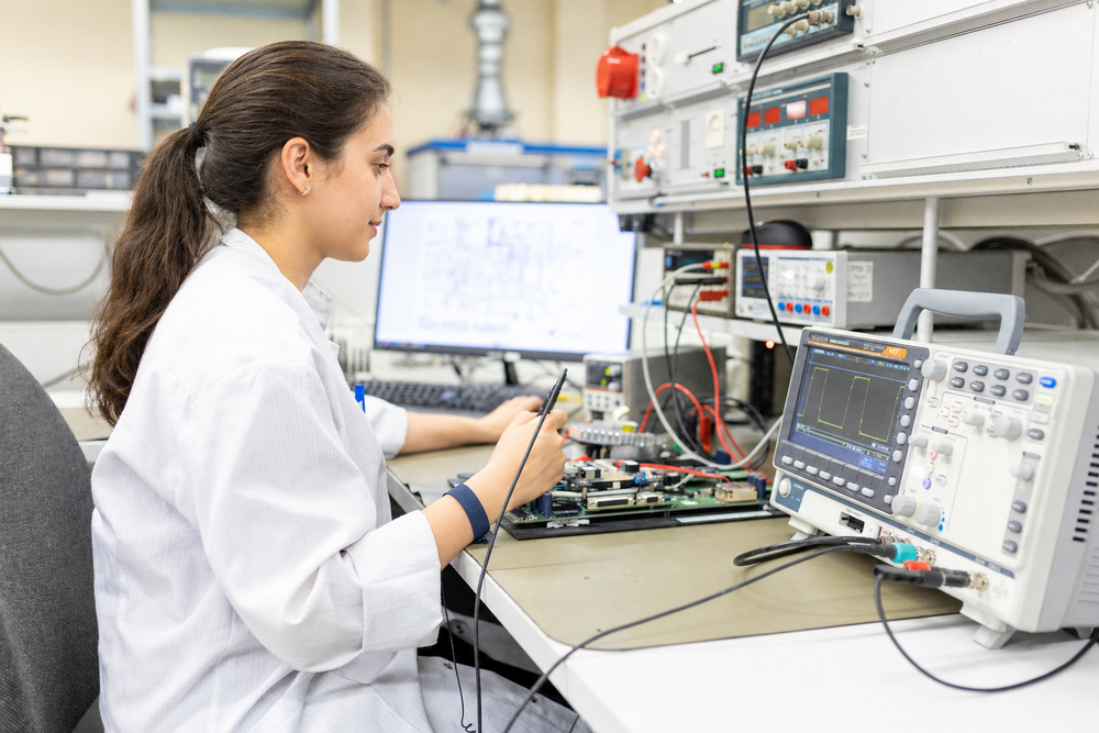 © Voigt electronic GmbH Die Voigt electronic GmbH entwickelt und fertigt seit 35 Jahren elektronische Baugruppen für Kundinnen und Kunden in ganz Deutschland.