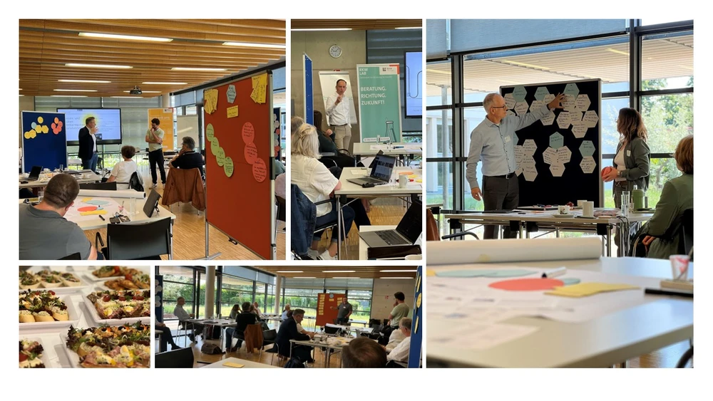 Fotocollage des ersten RKW LAB mit mehreren Szenen: Teilnehmende diskutieren engagiert, präsentieren und arbeiten gemeinsam an interaktiven Pinnwänden mit bunten Moderationskarten, begleitet von kreativen Arbeitsmaterialien und appetitlichem Fingerfood, in einer modernen, offenen Veranstaltungsumgebung.